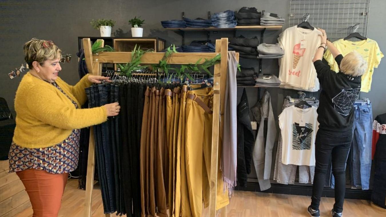Magasin sale vêtements ouvert